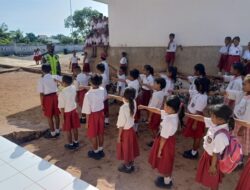 Tanamkan Sikap Disiplin, Babinsa Berikan Materi PBB kepada Siswa-Siswi SD