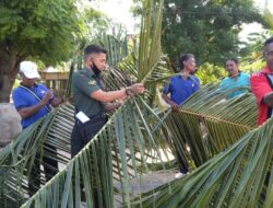 BABINSA KORAMIL 1511-04/SERWARU, BANTU WARGA ANGKAT DAUN KELAPA