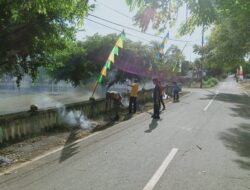 Jaga Kebersihan Desa, Babinsa Bersama Warga Bersihkan Lingkungan
