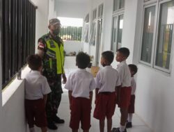 Babinsa Koramil-01/Tiakur, Beri pelatihan PBB bagi pelajar SD Kristen Letoda