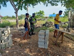 Ciptakan Kebersamaan Dan Kekompakan, Babinsa Bantu Warga Angkat Batako