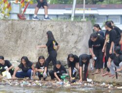 LANTAMAL AMBON BERSAMA MAHASISWA UKIM AKSI BERSIH LAUT DAN PANTAI DERMAGA BEACHING LANTAMAL IX