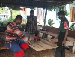 Menimba Ilmu di Lapangan, Babinsa Karbak Bersama Tukang Kayu
