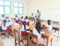 Babinsa Desa Tounwawan, berikan materi wawasan kebangsaan Kepada pelajar SD