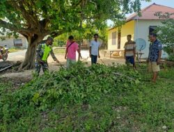 Gotong Royong Babinsa Bersama Warga, Bersihkan Dahan dan Ranting Pohon