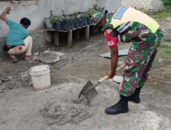 Ringankan Beban Warga, Babinsa Bantu Plester Dinding Rumah