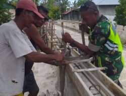Jalin Kebersamaan, Babinsa Bantu Bangun Pagar Rumah Warga Binaan