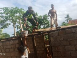 Babinsa-01/ Tiakur, Bantu Pemasangan Rangka Atap Rumah Milik Warga Binaan