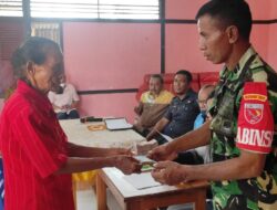 Dampingi Pembagian BLT DD, Babinsa-05/Wonreli Pastikan Warga Merasa Aman Dan Nyaman