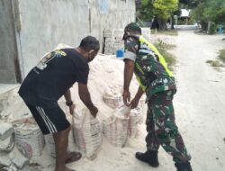 Babinsa Desa Wakarleli, Bantu Warga Angkat Pasir