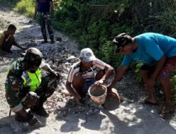 Babinsa Sertu Karyadi, Bantu Warga Cor Jalan Setapak