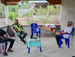 Cegah Kenakalan Remaja, Babinsa Koramil-06/Tapung Komsos bersama Orang Tua di Wilayah