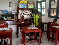 Beri Bekal Ilmu, Babinsa Koramil 1511-02/P.Masela Mengajar Wasbang Murid SD
