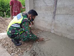 Babinsa Koramil 1511-03/Tepa, Bantu Pengecoran Lantai Rumah Warga