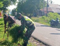 Peduli Lingkungan Babinsa Bersama Warga Gotong Royong Bersihkan Lingkungan Desa