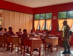 Tanam Rasa Cinta Tanah Air, Babinsa Berikan Materi Wasbang kepala Siswa SD