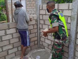Jalin Keakraban, Babinsa Bantu Warga Pasang Batako.