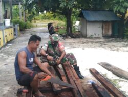 Babinsa-02/P.Masela, Bantu Pembuatan Rangka Atap Rumah Warga Binaan