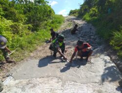 Babinsa 1511-02/P.Masela Melaksanakan Karya Bakti, Pengecoran Jalan Bersama Masyarakat