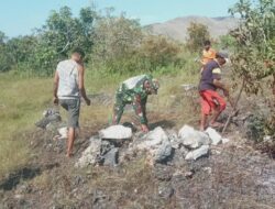 Babinsa Desa Tounwawan, Giat Karya Bakti Bantu Warga Angkat batu