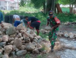 Babinsa Koramil 1511-06/Wetat, kerya bakti Bantu Warga Binaan angkat batu