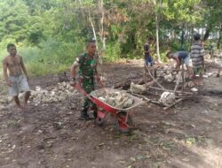 Wujud Kinerja Babinsa di Wilayah, Bantu Buat Pondasi Rumah Warga