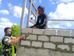 Peduli Sesama, Babinsa Desa Hila Bantu Warga Pasang Batako