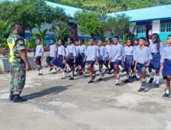 Tanamkan Disiplin, Babinsa Koramil 1511-05/Wonreli, Latih PBB Siswa-Suswi SMP
