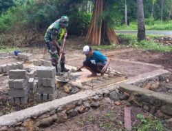 Babinsa Koramil-06/Wetar, Bantu Warga Binaan Cetak Batako