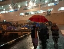 Berjiwa Sosial, Praka Fandry Nukuwe Gendong Nenek di Pelabuhan Yos Sudarso Ambon