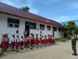 Babinsa Koramil 1511-03/Tepa, Latih PBB Kepada Siswa SD Kristen Wasarili