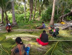 JALIN KEBERSAMAAN, BABINSA BANTU WARGA PASANG ATAP RUMAH