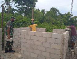 Babinsa-01/ Tiakur, Giat Karbak, Bantu Pasang Batako Pbagunan Rumah Warga