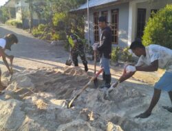 Warga Membangun Rumah, Babinsa Koramil 1511-01/Tiakur Bantu Campur Semen