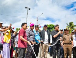 DANLANTAMAL IX AMBON MERPLUG KEBERANGKATAN KRI DEWARUCI DAN PESERTA MUHIBAH BUDAYA JALUR REMPAH NUSANTARA 2022 DI PELABUHAN BANDA NEIRA.