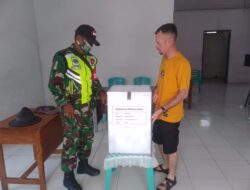 Jelang Pilkades Babinsa-03/Tepa, Bantu Warga Buat Kotak Suara Serta beri pengamanan
