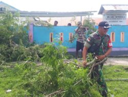 Karbak Babinsa Bersama Warga Bersihkan Ranting Dan Pohon di Halaman Sekolah SD kristen Patti