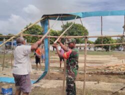 Kompak Bersama Warga, Babinsa Bantu Bongkar Tenda