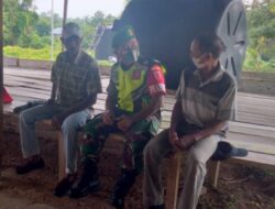 Cuaca Buruk Dan Angin Kencang, Babinsa Giat Komsos Himbau Warga Binaan Jangan Melaut.