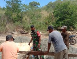 Babinsa Giat Karbak, Bantu Warga Pembuatan Pagar Trali Besi