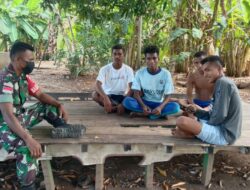 Cegah Kenakalan Remaja, Babinsa Laksanakan Komsos dengan Pemuda untuk jaga kemanan Desa