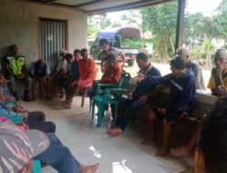 Babinsa Giat Komsos Bersama Warga Jemaat, Bahas Pengecoran Tiang Teras Gedung Gereja