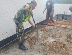 Babinsa Tounwawan, Bantu Warga Jemaat Cor Lantai Gereja Elim
