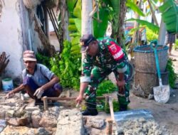 WUJUDKAN KEMANUNGGALAN TNI, BABINSA BANTU WARGA BUAT PONDASI RUMAH