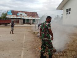 Melalui Kerya Bakti, Babinsa Bantu Pembersihan Kantor Desa