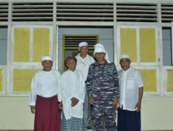 BRIGJEN TNI (MAR) SAID LATUCONSINA, M.M., M.T., SAMBUT KEDATANGAN KAYU MASJID HATIHAHA