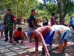 Karya Bakti, Babinsa Bersama Warga Masyarakat Gotong Royong Cetak Batako
