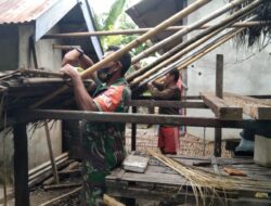 Karya Bakti, Babinsa Desa Ilbitung Bantu Pasang Atap Rumah Warga