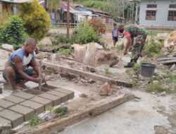 Babinsa Karya Bakti, Bantu Cetak Batako Untuk Pembagunan Rumah Warga