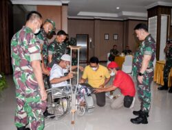Penuhi Hak Penyandang Disabilitas, Mutiara Pattimura Serahkan Bantuan Kaki Palsu